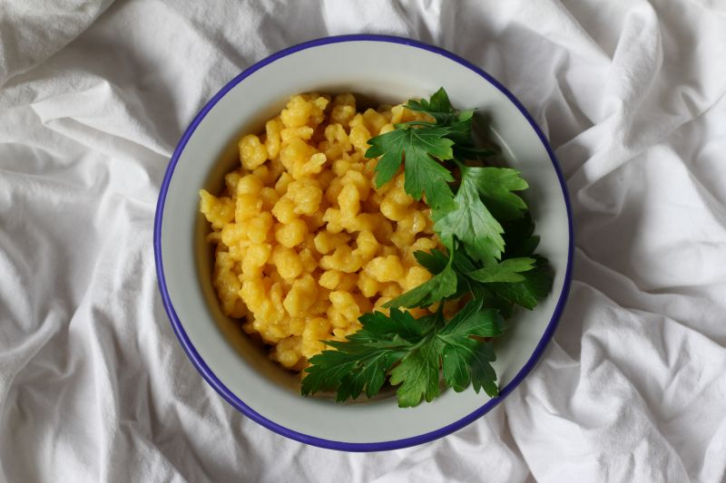 vegán nokedli petrezselyemmel tálalva