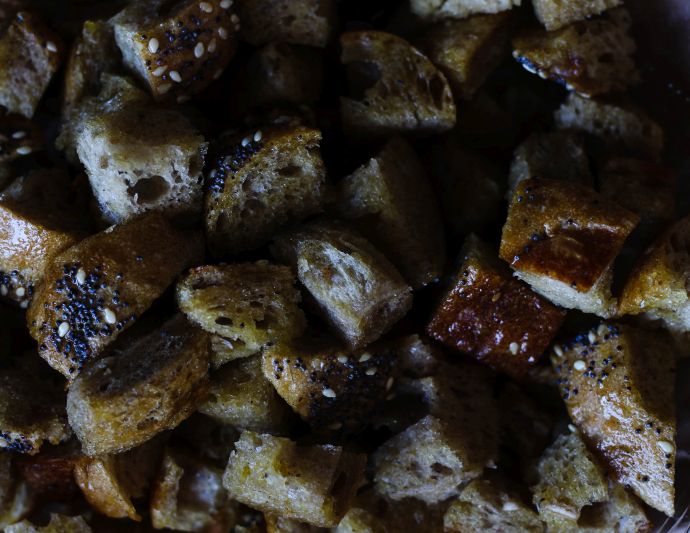 pirított kenyérkockák a zellerkémleveshez